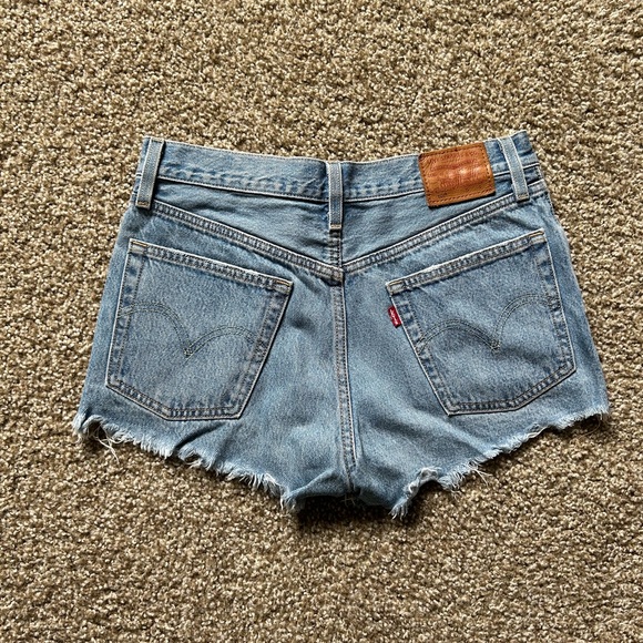 Levi’s 501 high rise cutoff denim jean shorts size 26 - Picture 3 of 4